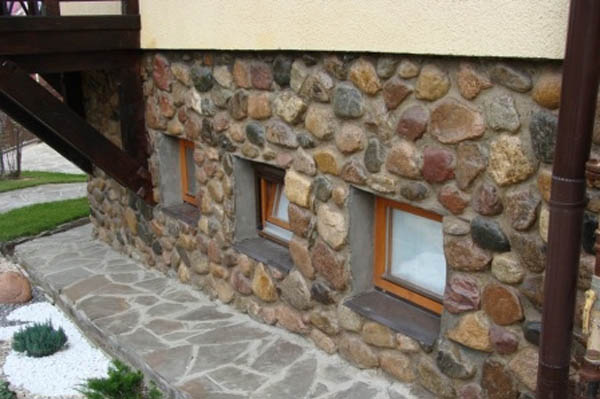 Облицовка фасадов камнем и облицовочной каменной плиткой.