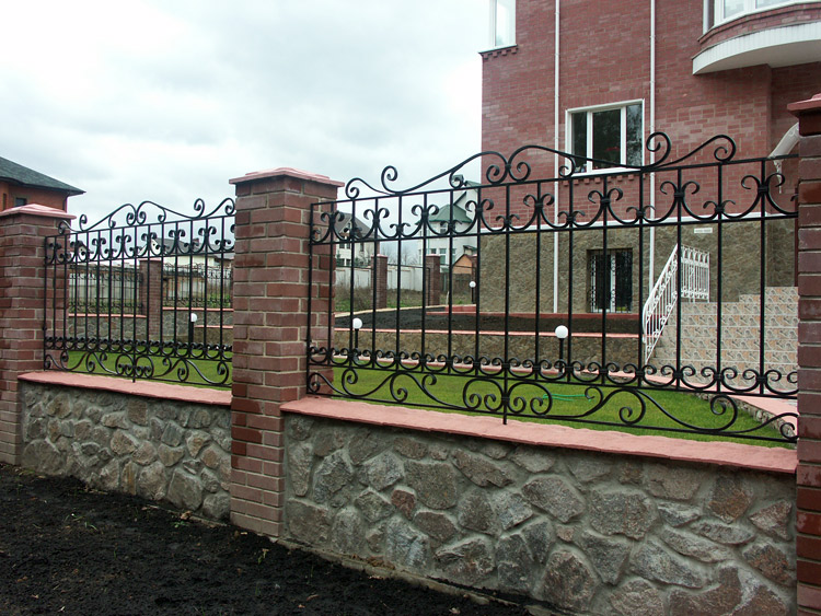 Замечательные кованые заборы от мастерской «Меар».