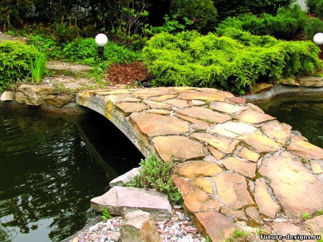 Мост в саду – оригинальное украшение ландшафта