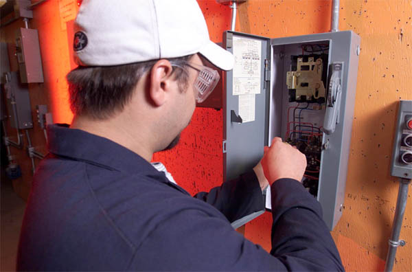 Вызов электрика на дом в Новосибирске в частной компании «Электромастер».