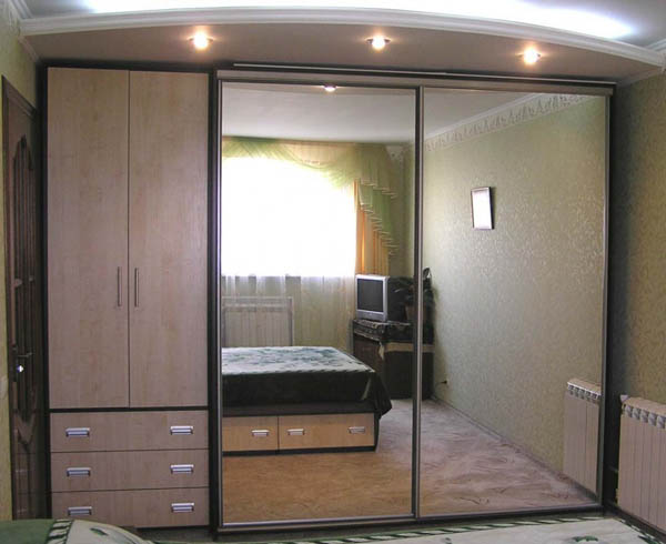 Недорогие гардеробные шкафы купе на заказ для спальни и прихожей от компании «Merit».