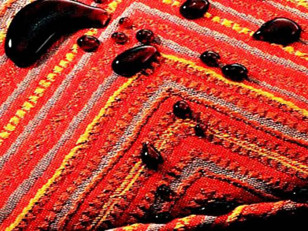 Защитная пропитка для мебели, которая предотвращает порчу ткани от пролитого кофе или сока. 