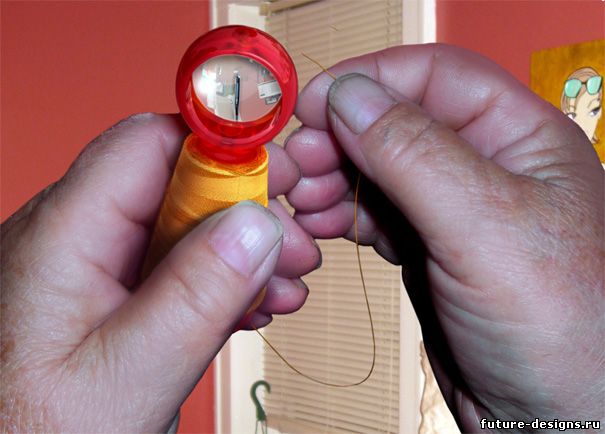 Продеваем нитку в ушко иголки фото