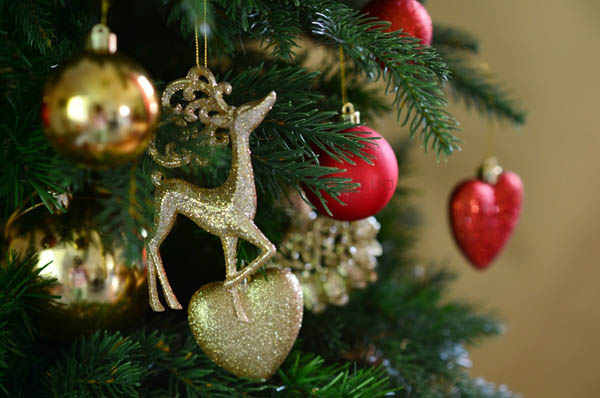 Красивые искусственные новогодние елки и сосны различных размеров.