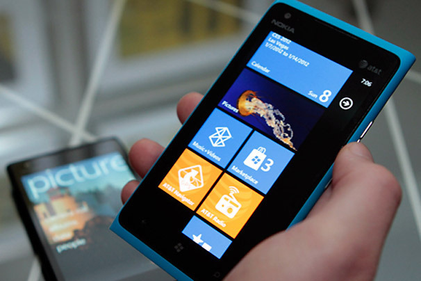 Краткий обзор смартфона на базе Windowsphone Nokia Lumia 900 из «Magazilla».