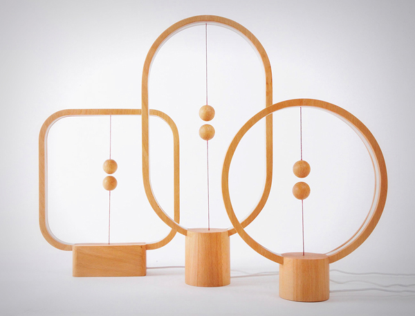 Новая конструкция настольной лампы с включателем из магнитных шариков.