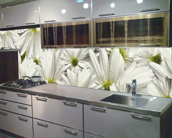 Большой выбор красивых фартуков для кухни из стекла в питерской компании «GlassFutur».