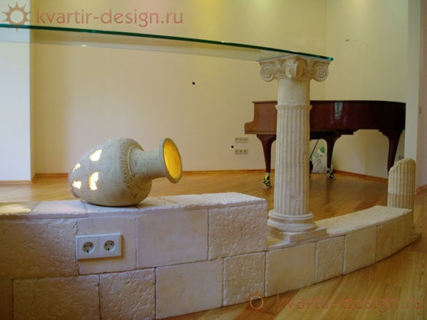 Барная столешница из камня украшена колонами.