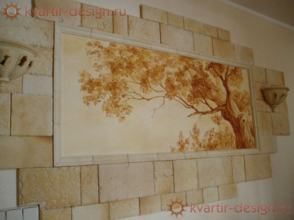 настенное панно из камня и картины.