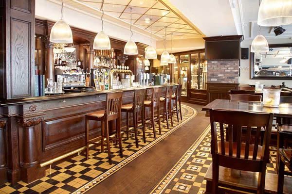 Шикарная португальская напольная плитка «Topcer» из керамогранита в викторианском стиле.