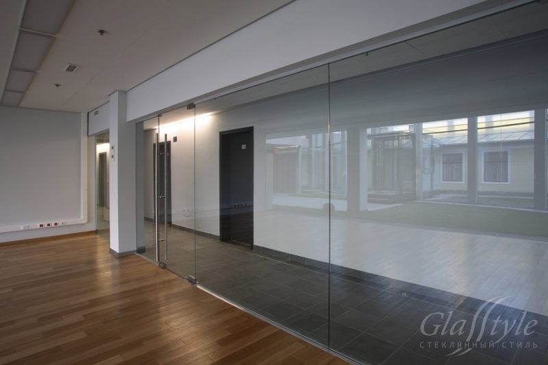Красивые стеклянные перегородки и двери на заказ от компании «Стеклянный стиль».