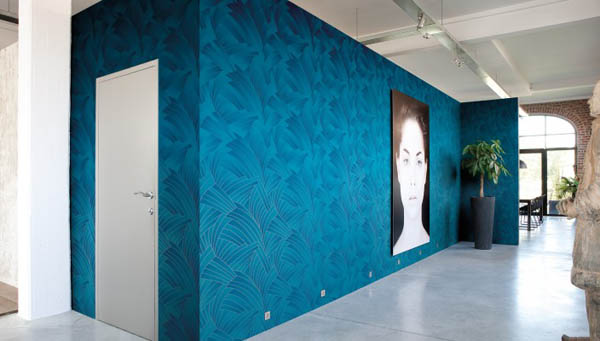 Современная отделка стен стеклотканевыми обоями «Wellton» и «Oscarот» от «Alaxar». 