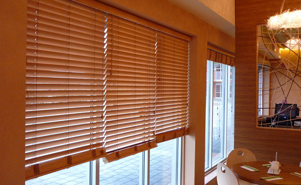 Самый большой выбор жалюзи, ролетов и рулонных штор в Украине от компании «Проем».