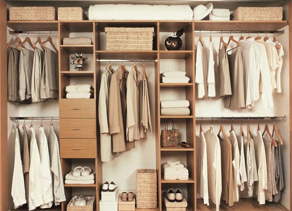 Изготовление стеллажей на заказ для гардеробных комнат в Алматы от компании «НУР и К».